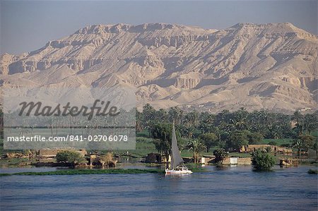 Felouque sur le Nil, regardant vers la vallée des rois, Luxor, Thèbes, Maghreb, Afrique