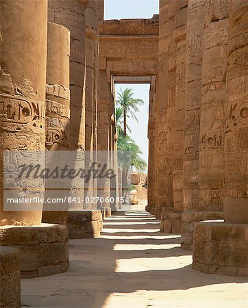 Colonnes de hiéroglyphes dans la grande salle hypostyle, Temple de Karnak, Thèbes, patrimoine mondial de l'UNESCO en Égypte, en Afrique du Nord, Afrique