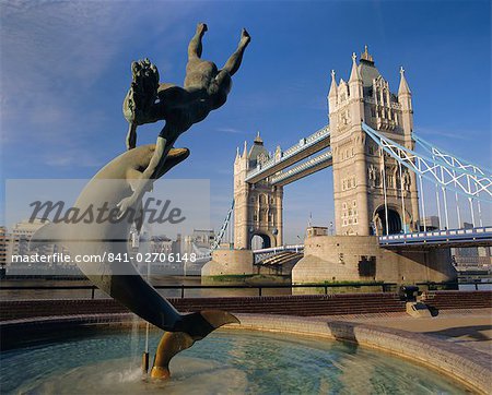 Delphin-Skulptur und der Tower Bridge, London, England, UK