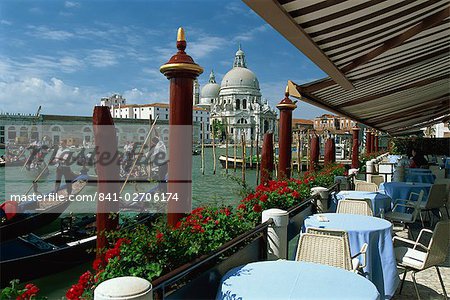 Restaurant en plein air à côté du Grand Canal, en face de l'église Santa Maria della Salute, Venise, UNESCO World Heritage Site, Veneto, Italie, Europe