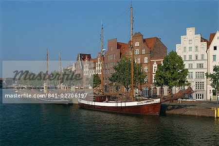 Bateaux à hauts mâts sur le front de mer de la ville de Lubeck en Schleswig Holstein, Allemagne, Europe