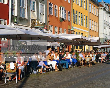 Waterfront cafés, Nyhavn, Copenhague, Danemark, Europe