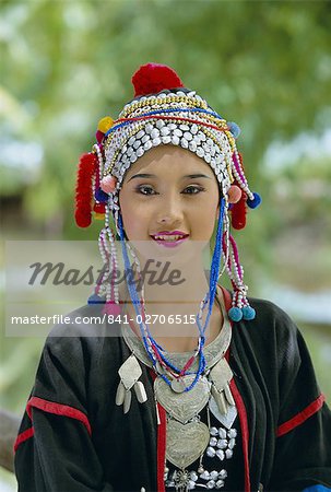 Portrait d'une femme de tribu Akha hill en costume traditionnel de la Province de Mae Hong Son, Thaïlande du Nord, Asie