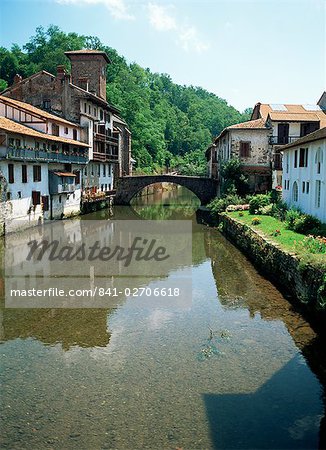 River Nive, St. Jean Pied de Port, Pays Basque, Pyrenees Atlantique, Aquitaine, France, Europe
