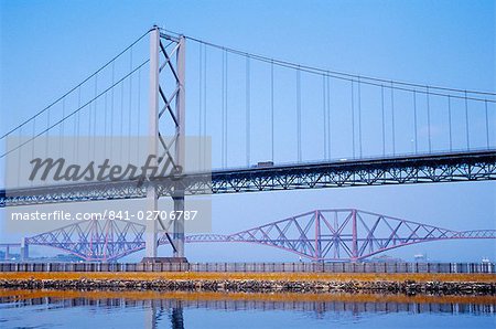 Firth of Forth Bridges, pont suspendu de la route 1964 (à l'avant-plan), pont-rail de 1890 (arrière-plan), Ecosse, Royaume-Uni, Europe