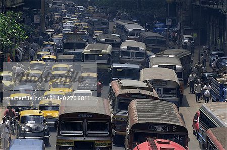 Traffic jam on street on approach to the Howrah Bridge, Kolkata (Calcutta), West Bengal state, India, Asia