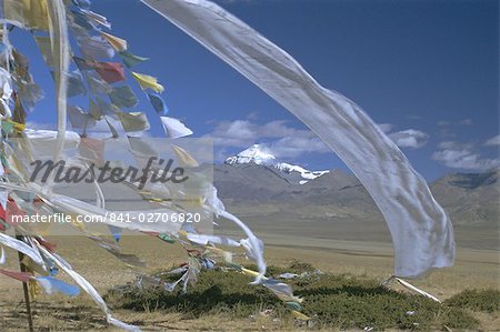 Prière drapeaux sur le dessus de passe-bas sur la plaine de Barga, avec le Mont Kailas (Kailash), au-delà de la montagne sacrée pour les bouddhistes et les hindous, Tibet, Chine, Asie