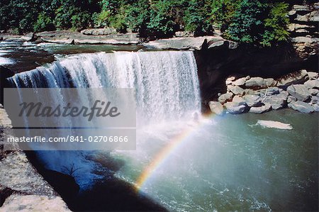 Cumberland Falls sur la rivière Cumberland, elle tombe en 60 pieds sur le bord de grès, Kentucky, États-Unis d'Amérique