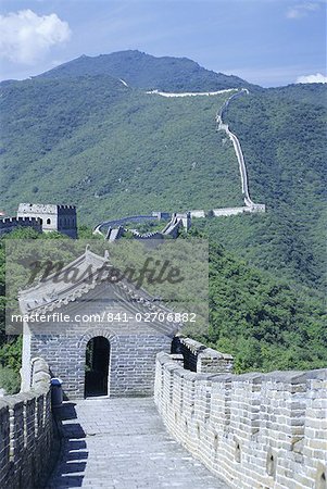Restauré de section avec les tours de guet de la grande muraille (Changcheng), au nord-est de Beijing, Mutianyu, Chine, Asie