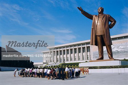 Groupe commune mis s'incliner devant le Grand Leader sur Grand Monument, Pyongyang, Corée du Nord, Asie