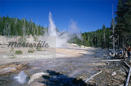 Echinus Geyser, entre en éruption toutes les heures dans le bassin de Norris, Yellowstone National Park, patrimoine mondial de l'UNESCO, Wyoming, États-Unis d'Amérique (États-Unis d'Amérique), Amérique du Nord