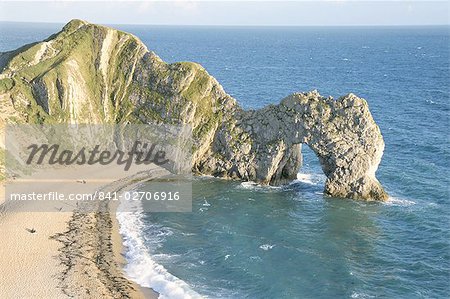 Arch découpées par les vagues en promontoire calcaire, Durdle Door, Côte Jurassique, patrimoine mondial de l'UNESCO, île de Purbeck, Dorset, Angleterre, Royaume-Uni, Europe