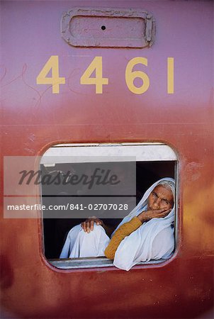 Frau in einem Zug auf der Bahn Bahnhof, Bhopal, Bundesstaat Madhya Pradesh, Indien, Asien