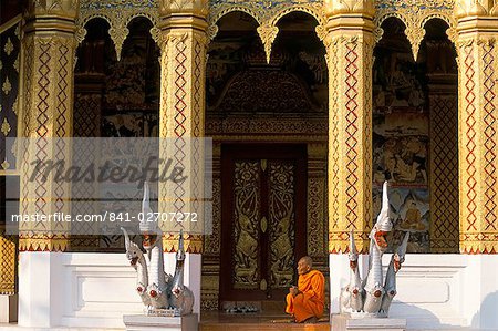 Monk, Wat Ho Siang, Luang Prabang, UNESCO World Heritage Site, Laos, Indochina, Southeast Asia, Asia