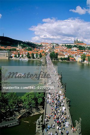 Vue du pont Charles, au cours de la rivière Vltava depuis la tour du pont Old Town, Prague, République tchèque, Europe