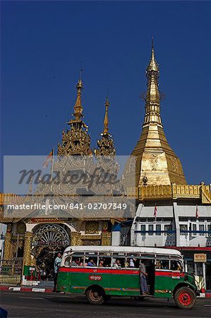 Bus public lecteurs au-delà de la pagode Sule, Yangon (Rangoon), Myanmar (Birmanie), Asie