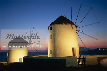 Moulins à vent éclairés la nuit, la ville de Mykonos, Mykonos, Cyclades, îles grecques, Grèce, Europe