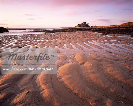 Château de Bamburgh et Bamburgh plage au lever du soleil, Bamburgh, Northumberland, Angleterre, Royaume-Uni, Europe