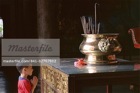 Junge beten auf Kek Lok Si-Tempel, Penang, Kuala Lumpur, Malaysia, Asien