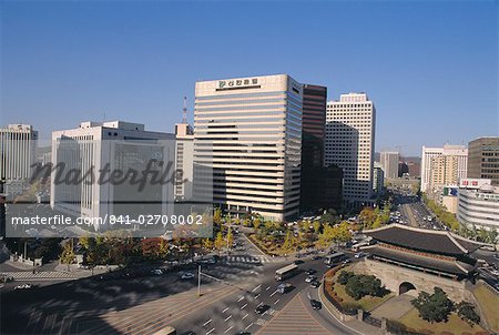 Namdaemun (entrée sud) et les toits de la ville, Séoul, Corée du Sud Namdaemun (entrée sud) et les toits de la ville, Séoul, Corée du Sud