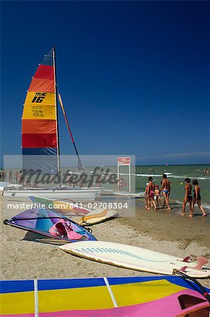 Segelboote und Windsurfbretter am Strand von Rimini, Emilia-Romagna, Italien, Europa