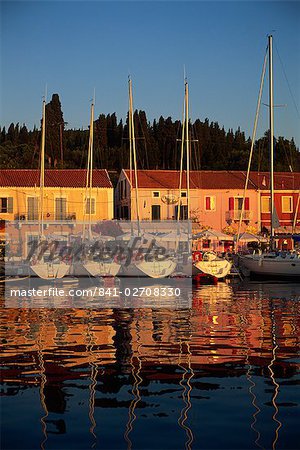 Reflexionen der Boote am Abend in Fiskardo auf Kefalonia, Ionische Inseln, griechische Inseln, Griechenland, Europa