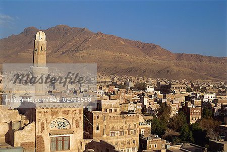 Vue sur les maisons décorées et minaret de la vieille ville babylonienne de Sanaa, la capitale du Yémen du Nord, patrimoine mondial de l'UNESCO, au Yémen, Moyen-Orient