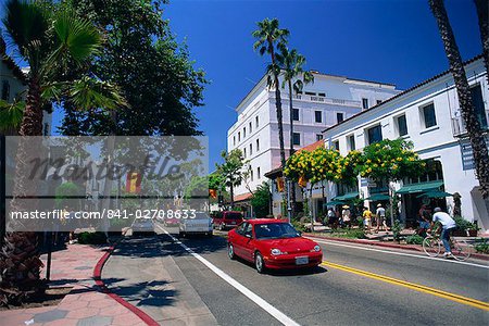 Voiture rouge et arbres fleurissants sur State Street à Santa Barbara, Californie, États-Unis d'Amérique, l'Amérique du Nord