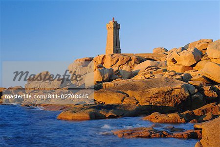 Les rochers de granit rose et le phare au coucher du soleil, Ploumanach, côtes d'Armor, Bretagne, France, Europe