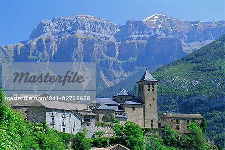 Torla, village perched on hilltop beneath Mondarruego, Huesca (Pyrenees), Aragon, Spain, Europe