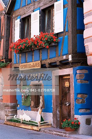 Blaues Haus mit Windowbox voller Geranien, Niedermorschwihr, Haut-Rhin, Elsass, Frankreich, Europa