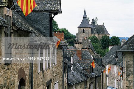 Découvre le long de la rue du village à l'église, avec des drapeaux colorés, Turenne, Corrèze, Limousin, France, Europe