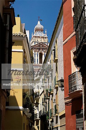 Blick entlang der schmalen Straße zu kunstvoll dekorierten Kirche, Santa Cruz Viertel, Sevilla, Andalusien (Andalusien), Spanien, Europa