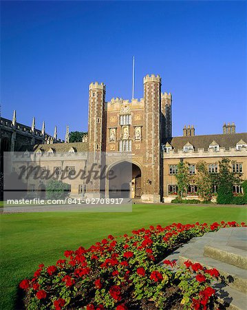 La grande cour, vue sur la grande porte, Trinity College, Cambridge, Cambridgeshire, Angleterre, RU