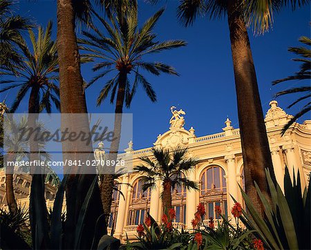 Le Casino entouré de fleurs et de palmiers à Monte Carlo, Monaco, Europe