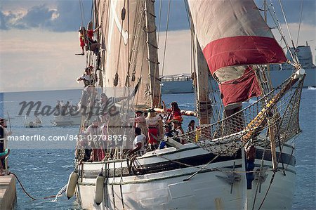 Piratenschiff voller Piraten, für den Start der Woche des Piraten, George Town, Grand Cayman, Cayman-Inseln, Karibik, Mittelamerika