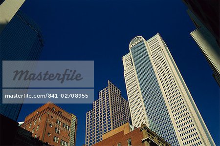 Alte Backsteingebäude Kontraste mit modernen Wolkenkratzern in Dallas, Texas, Vereinigte Staaten von Amerika, Nordamerika