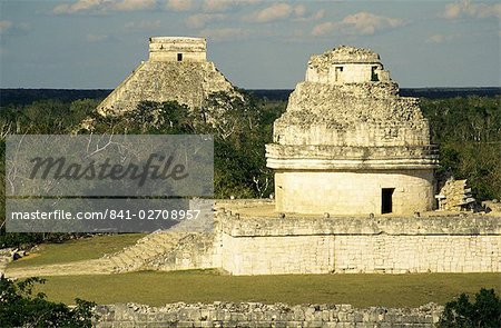 Mayan observatory (El Caracol) and the Great Pyramid (El Castillo) beyond, Chichen Itza, UNESCO World Heritage Site, Yucatan, Mexico, North America