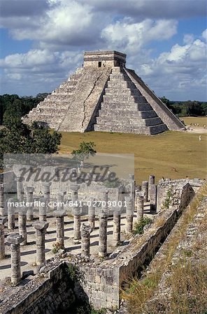 Mille colonnes Mayas et la grande pyramide El Castillo, Chichen Itza, patrimoine mondial de l'UNESCO, Yucatan, Mexique, Amérique centrale