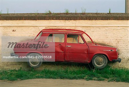 La moitié d'une Skoda sur un mur dans un salesyard de voiture près de Piestany, Slovaquie, Europe