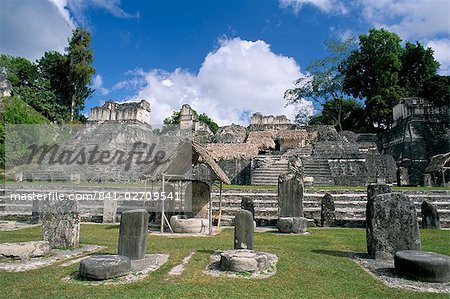 Stelen im Vordergrund, North Acropolis, Tikal, UNESCO World Heritage Site, Guatemala, Zentralamerika