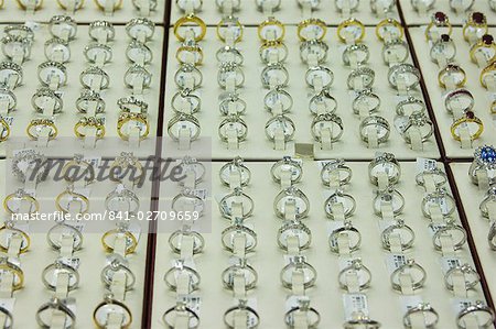 Anneaux de diamant dans le Gold Souk, Deira, Dubai, United Arab Emirates Moyen-Orient Anneaux de diamant dans le Gold Souk, Deira, Dubai, United Arab Emirates Moyen-Orient