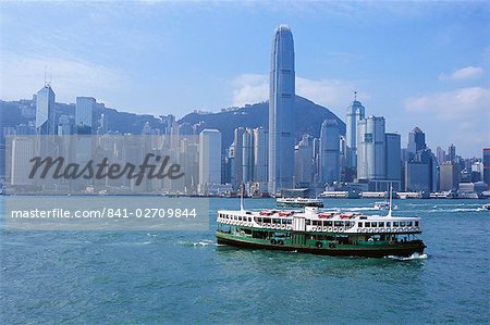 Star Ferry traversant Victoria Harbour à l'île de Hong Kong, avec skyline Central au-delà de Hong Kong, Chine, Asie Star Ferry traversant Victoria Harbour à l'île de Hong Kong, avec skyline Central au-delà de Hong Kong, Chine, Asie