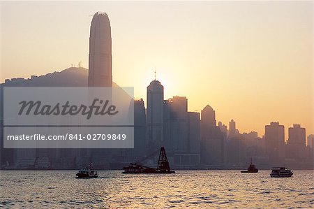 Deux bâtiment IFC et l'île de Hong Kong skyline sur Victoria Harbour à la tombée de la nuit, Hong Kong, Chine, Asie Deux bâtiment IFC et l'île de Hong Kong skyline sur Victoria Harbour à la tombée de la nuit, Hong Kong, Chine, Asie