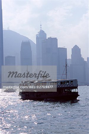 Star Ferry, Victoria Harbour, mit Skyline von Hong Kong Island im Nebel über Hong Kong, China, Asien