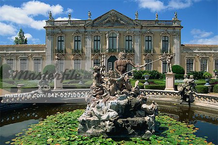 Fontaine devant le Palais de Queluz, à Lisbonne, Portugal, Europe