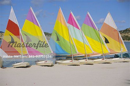 Bateaux de voile sur la plage, le St. James Club Caraïbes, Antigua, Antilles, Amérique centrale