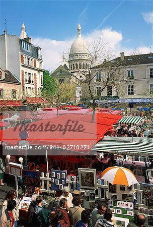 Market stalls and outdoor cafes in the Place du Tertre, with the Sacre Coeur behind, Montmartre, Paris, France, Europe