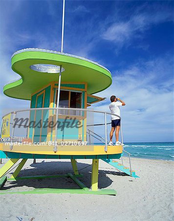 Rettungsschwimmer-Hütte mit Blick auf das Meer mit Fernglas, South Beach, Miami, Florida, Vereinigte Staaten von Amerika, Nordamerika Mann