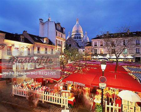 Place du Tertre à Montmartre, la nuit, Paris, France, Europe